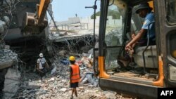 Echipele de salvatori folosesc echipamente grele pentru a săpa în moloz după supraviețuitori. Mandalay, Myanmar. 29 martie 2025.