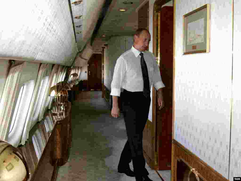 Putin prezident təyyarəsində. Hesabata görə Putinin xidmətində 43 təyyarə var.