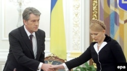 Віктор Ющенко та Юлія Тимошенко на початку засіданні РНБО, Київ, 10 лютого 2009 р.