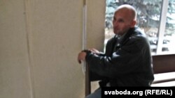 Кастусь Жукоўскі, прыкуты да батарэі ў судзе. 11 кастрычніка.