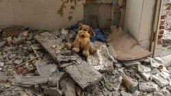 O jucărie de pluș a rămas intactă într-unul din apartamentule blocului din Ceasiv Iar, bombardat de ruși în weekend