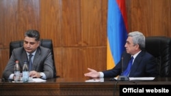 Նախագահ Սերժ Սարգսյանը դիմում է վարչապետին կառավարության անդամների հետ հանդիպման ժամանակ, 15-ը սեպտեմբերի, 2012