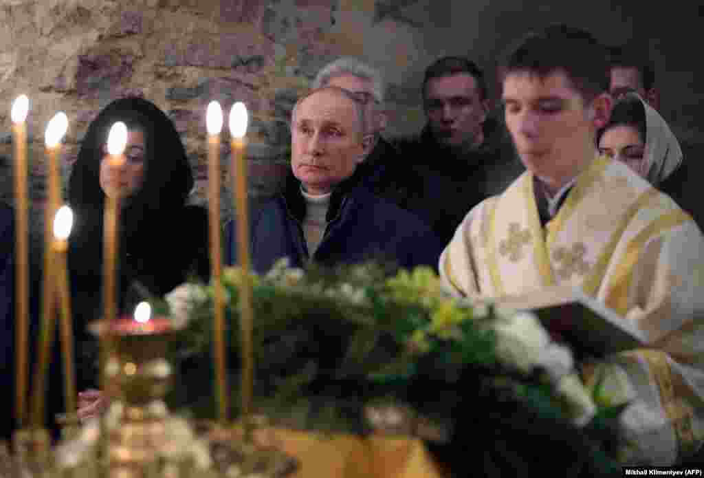 Președintele rus Vladimir Putin participă la slujba de Crăciun într-o mică biserică de secol XIII de lângă Veliky Novgorod. 