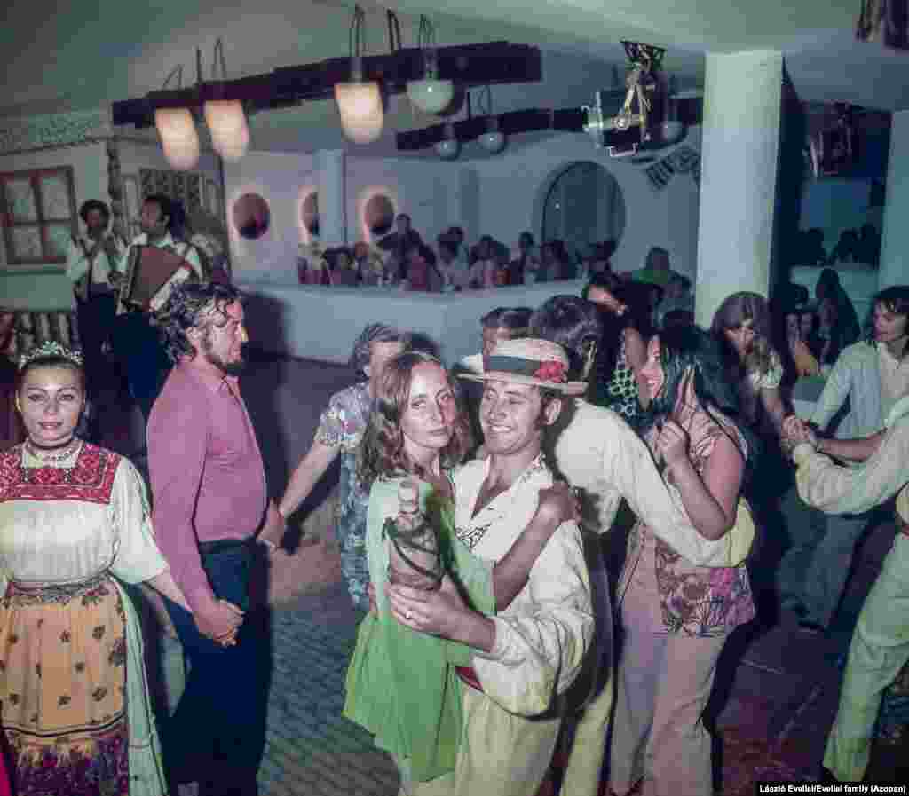 „Masă de nuntă” la un restaurant care organiza spectacole culturale mai mult pentru turiștii occidentali, în Eforie, 1974 