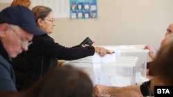 Oamenii votează la alegerile parlamentare din 27 octombrie.