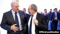 Президент Беларуси Александр Лукашенко (слева) и исполняющий обязанности премьер-министра Армении Никол Пашинян на саммите ОДКБ, Астана, 8 ноября 2018 г.