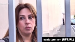 «Երկիր Ծիրանի»-ի ղեկավար Զարուհի Փոստանջյանը Երևանի քաղաքապետարանի բակում, 14-ը փետրվարի, 2018թ․