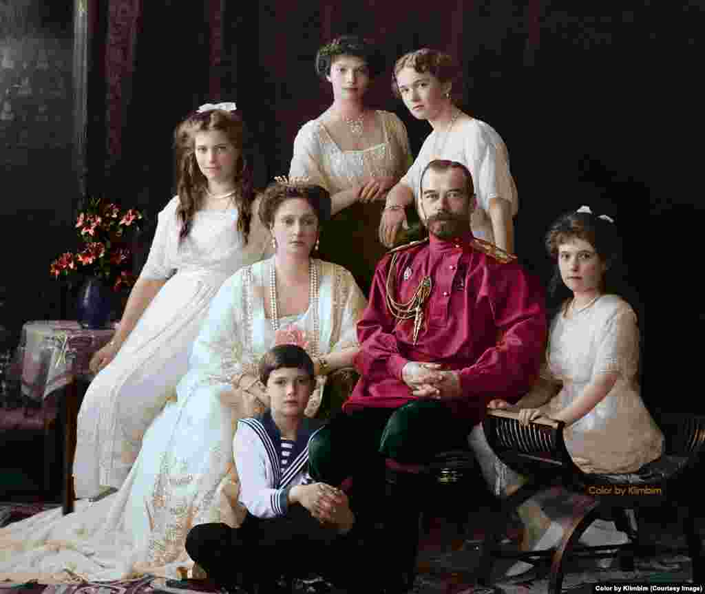 Cari Nicholas II dhe familja e tij. Nicholas përshkruhet si një njeri familjar dhe historianët kanë thënë për të se ai ishte “baba i mirë dhe një Car i dobët”. Dhurimi i vezëve për gruan dhe nënën e tij për çdo festë të Pashkëve ishte një shpërqendrim nga hapat e gabuar që ndërmori gjatë sundimit të tij të keq.