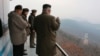 Kim Jong-Un inspectînd locul de lansare al unei noi rachete