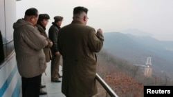 Kim Jong-Un inspectînd locul de lansare al unei noi rachete