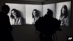 Anne Frank avea 13 ani când a fost dusă într-un lagăr nazist. A murit doi ani mai târziu, din cauza unei epidemii de tifos. 
