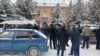 Сторонники бывшего мэра Гюмри Вардана Гукасяна, доставленного в отделение полиции, стоят перед зданием полиции, 20 февраля 2025 г.