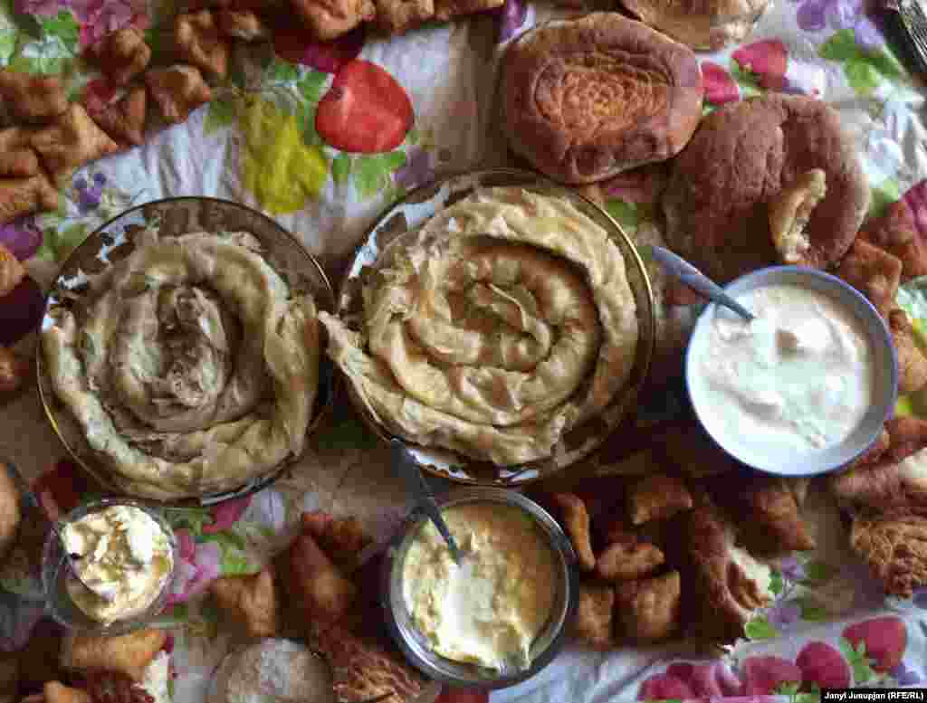 Местное население занимается приготовлением кефира, каймака, сыра и мяса. Другое продовольствие завозится из других регионов Таджикистана.