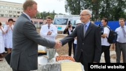 Анатолий Чубайс (с) һәм Рөстәм Хәмитов медицина үзәгенә нигез ташы сала, Уфа, 3 август 2012