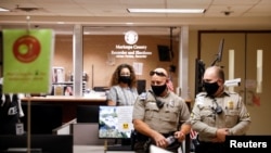 Phoenix, Arizona: poliția păzește de manifestanți pro-Trump un centru în care continuă numărarea voturilor, 5 noiembrie 2020
