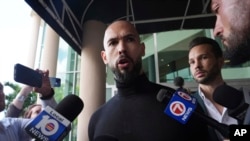 Andrew Tate, la sosirea în SUA.