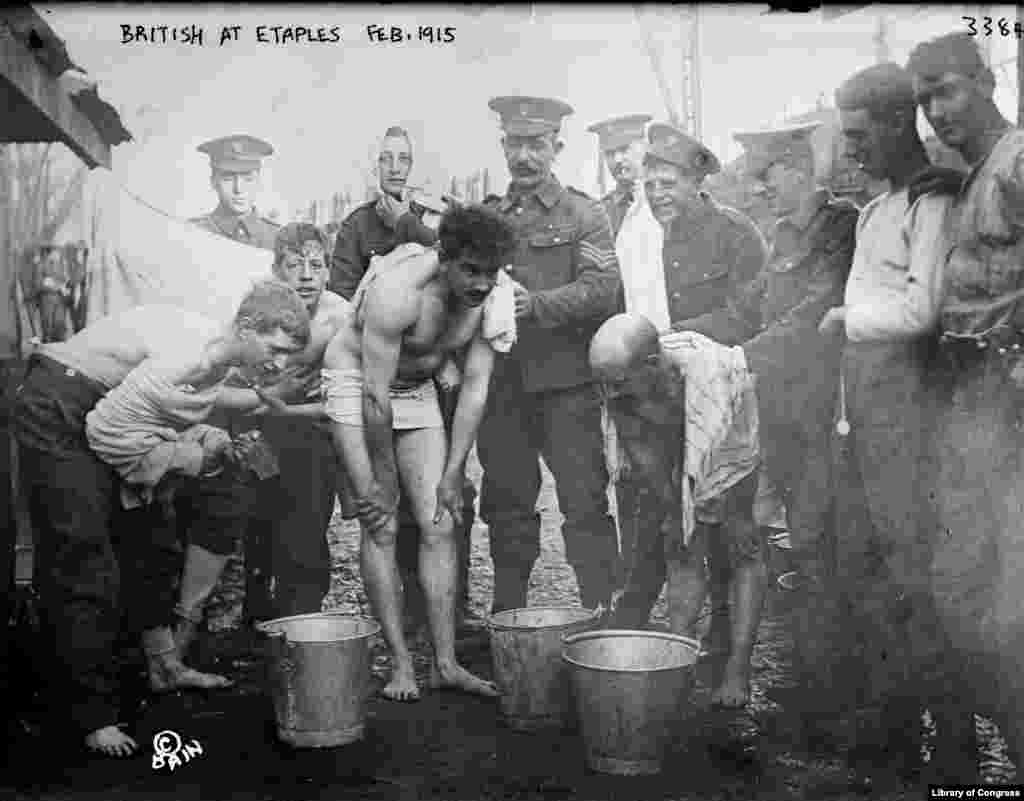 Tabăra militară de la Etaples (fotografiată în 1915) era plină mai tot timpul de soldați veniți de pe linia frontului. În apropiere se aflau cotețe cu rațe, gâște și porci. Celulele porcilor semănă și cu cele ale păsărilor și cu ale oamenilor și se știe că pot fi vectorii unor tipuri noi virale de la păsări la oameni. 