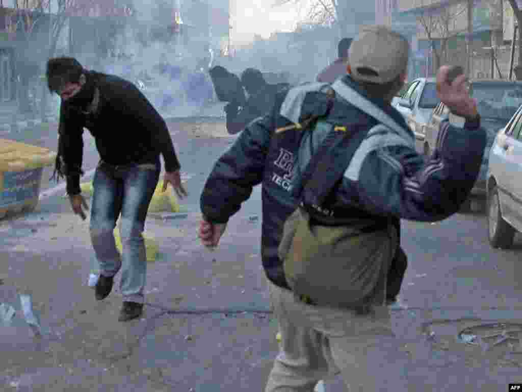 Iran - Anti-vladini protesti u Teheranu, 14.02.2011. Foto: AFP