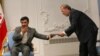 Prezident M.Ahmedinejad ozalky daşary işler ministri M.Mottaki bilen gürleşýär. 19-njy maý, 2010.