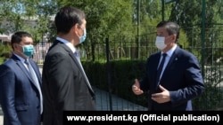 Președintele Kârgâzstanului Sooronbai Jeenbekov with și primarul Bișkekului Aziz Surakmatov