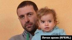 Емилиян Френчев заедно с едно от децата си