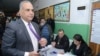 Րաֆֆի Հովհաննիսյանը պատրաստվում է քվեարկել Երեւանի թիվ 157 միջնակարգ դպրոցի շենքում տեղակայված է թիվ 10/06 ընտրատեղամասում, 18-ը փետրվարի, 2013թ.