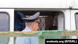 Geçen ýylyň dekabrynda Lukaşenko dawaly ýagdaýda täze möhlete prezident saýlanandan soňky protestleriň gazaply basylyp ýatyrylmagy netijesinde oppozisiýa basyş has-da ösdi.