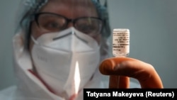 Egy ápolónő koronavírus elleni orosz "Sputnik-V" vakcinával tölt meg egy fecskendőt az oroszországi Tver egyik klinikáján 2020. október 12-én