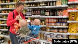 Kétgyermekes édesanya vásárol az Auchan budaörsi áruházában 2017. május 5-én