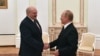 Întâlnirea de la Moscova reprezintă un nou pas în procesul de formare a unei uniuni între Rusia și Belarus în domeniul militar, economic și politic. Vladimir Putin (dreapta) și Aleksandr Lukașenko (stânga), 9 septembrie 2021. 