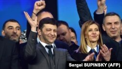 Як пише агенція Reuters, елітне житло продав Олені Зеленській олігарх Олександр Буряк. На фото новообраний президент Володимир Зеленський зі своєю дружиною (посередині)