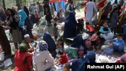 Afgani care au fugit de la Kunduz, după ce capitala de provincie a fost cucerită de milițiile Taliban, Kabul, Afganistan, 9 august 2021.