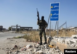 Idlib welaýatynyň demirgazyk-günbatarynda ýerleşýän Sarageb şäheriniň girelgesinde pitneçi söweşiji. Siriýa, 2024-nji ýylyň 1-nji dekabry