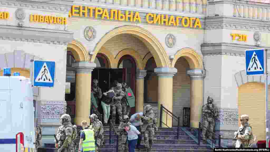 «Звільнення» синагоги тривало приблизно півтори години. Бійці антитерористичного центру СБУ зайшли до будівлі через прилегле кафе і через 10 хвилин почали виводити «терористів» 