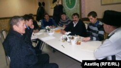 Чаллының “Азатлык” яшьләре чәй өстәле артында сөйләште