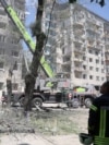 У Солом'янському районі Києва на другий день після російського комбінованого обстрілу, в результаті якого був зруйнований цілий під'їзд багатоповерхівки, тривали пошукові роботи. Рятувальники продовжували розбирати завали в пошуках зниклих безвісти. Київ, 18 червня 2025 року