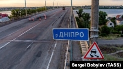 Антонівський міст через Дніпро, який з’єднує Херсон із лівобережжям, після одного з перших ударів ЗСУ. Херсон, 19 липня 2022 року