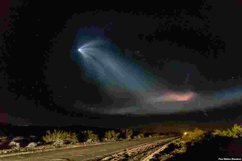 Ракетата „Falcon 9“ на небото во Калифорнија во 2018 година. Иако претстојниот лет ќе означи нова ера на самоувереност за вселенската програма на САД доколку биде успешна, односот меѓу НАСА и рускиот партнер Роскосмос изгледа дека ќе продолжи. Претходно овој месец, администраторот на НАСА, Џим Бриденстен изјави: „Ние сакаме нашиот однос во истражувањето на вселената да остане силен“.