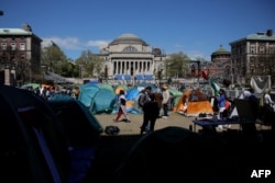 Propalestinski studenti i aktivisti na protestnom kampusu Univerziteta Kolumbija u Njujorku 25. aprila 2024. (AFP)
