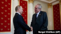 Російський лідер Володимир Путін (л) вітає президента Чехії Мілоша Земана, Москва, травень 2015 року