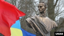 25 червня Окружний адміністративний суд Києва скасував рішення Київської міської ради про перейменування Московського проспекту і проспекту Ватутіна в Києві на честь Степана Бандери і Романа Шухевича