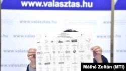 Pálffy Ilona, a Nemzeti Választási Iroda (NVI) akkori vezetője szavazólapot mutat fel 2018. március 19-én (képünk illusztráció)