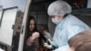Un medic de la salvare acordând ajutor la Sankt Petersburg, 17 februarie 2020