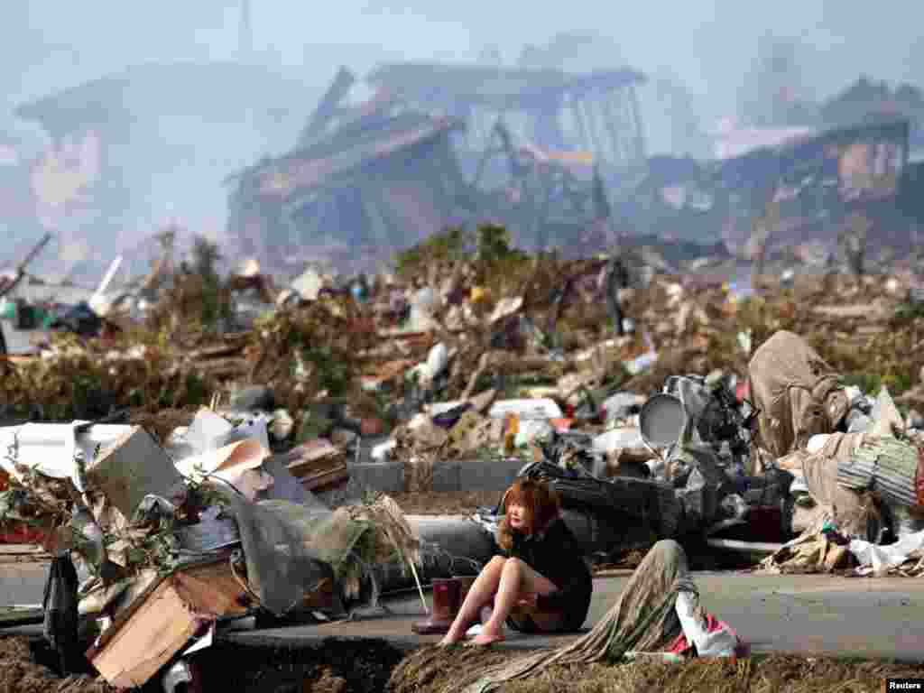 Japan - Razorni zemljotres i tscunami usmrtili su na desetine tisuća ljudi, Natori, 13.03.2011. Foto: Reuters / Asahi Shimbun
