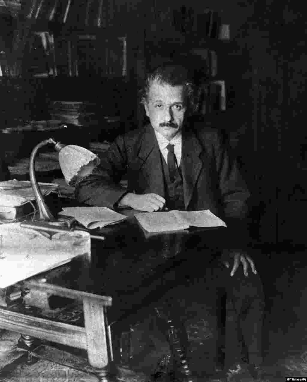 Albert Einstein pozând la Berlin, la cei 40 de ani împliniţi