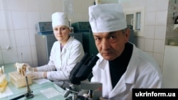 У лабораторії особливо небезпечних інфекцій санітарно-епідеміологічної станції міста Тернополя 29 жовтня 2009 року. 