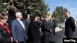 Президент Ильхам Алиев на встрече с жителями одного из районов, 2012