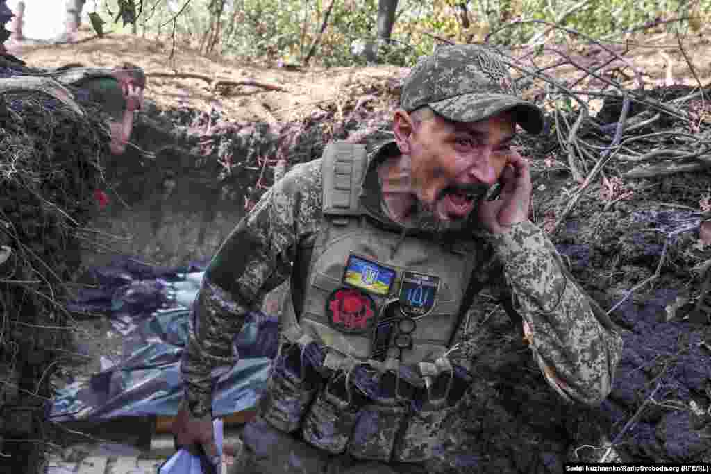 40-летний украинский командир Артем отдаёт приказ своим артиллеристам, которые открывают огонь по российским позициям возле Покровска. Начало октября 2024 года 