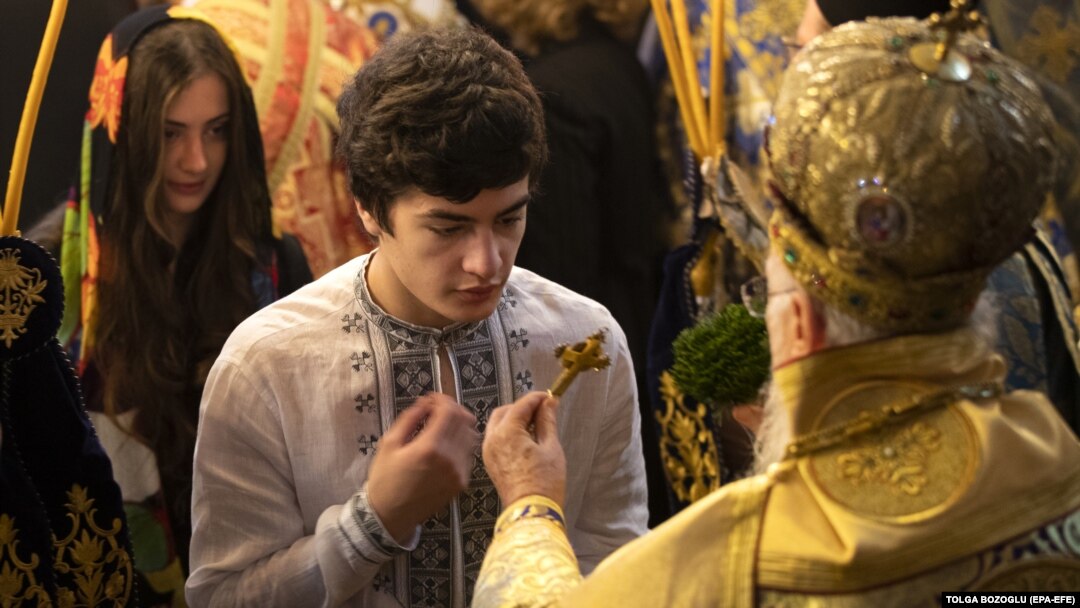Neke se pravoslavne tradicije dovode u pitanje zbog pooštravanja ograničenja u javnom zdravstvu.