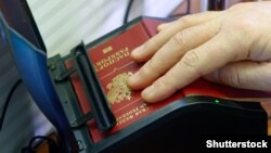 Обом росіянам заборонили приїздити до України протягом трьох років